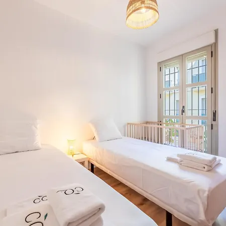 Charming 4-Bedroom Apartment In Malaga'S Historic Center Exterior photo